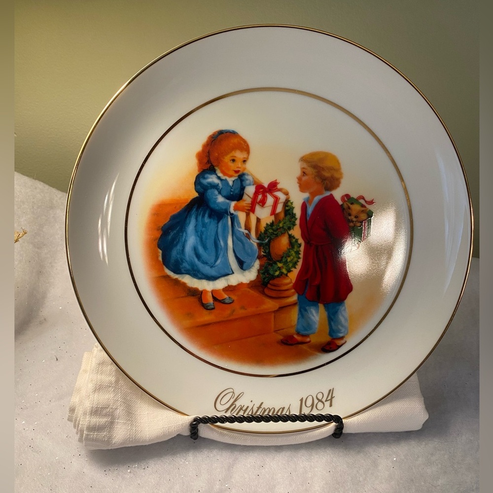 Vintage Avon Christmas 1984 Decorative Plate